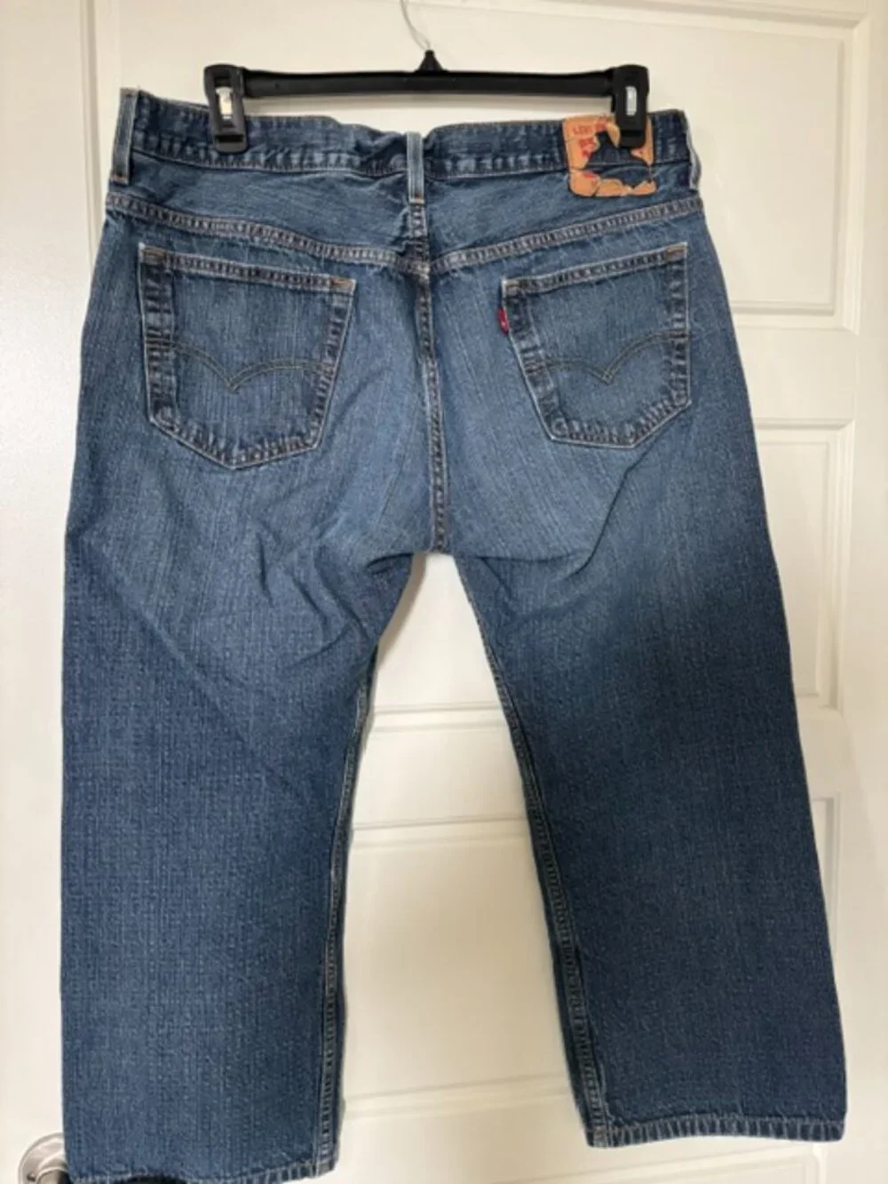 Men's Levi blue jeans dark stonewash - size 36/28 - comfortable!